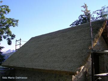 tetto coperto in paglia